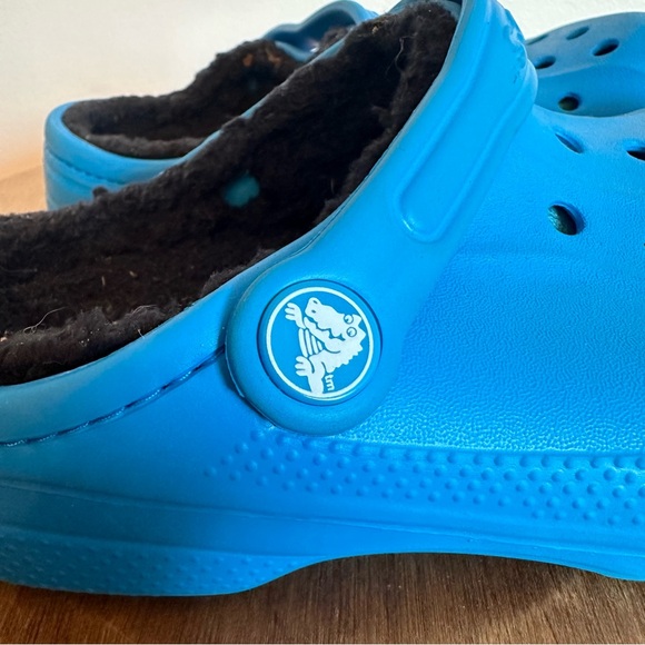 Crocs Kids Unisex Blue Outside With Black Warm Fuzzy Lining Material Size J4 2 - Picture 2 of 11